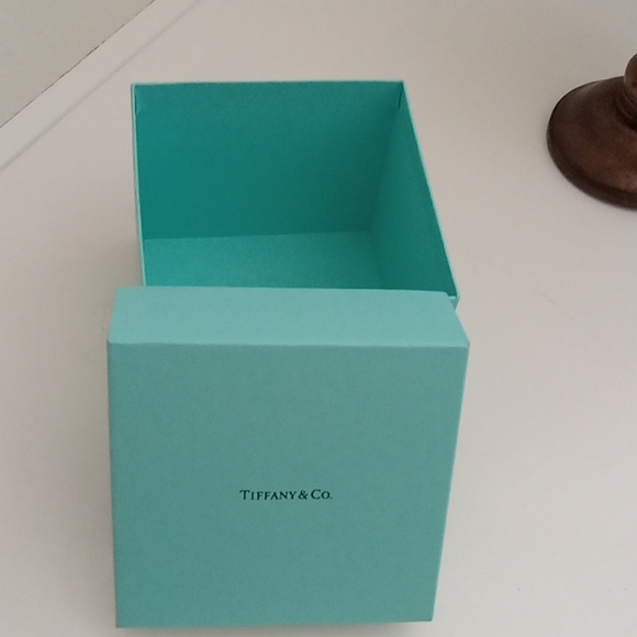 TIFFANY & CO. Gift Box - Picture 2 of 5